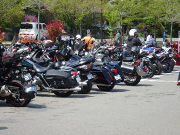 バイクを駐輪する人